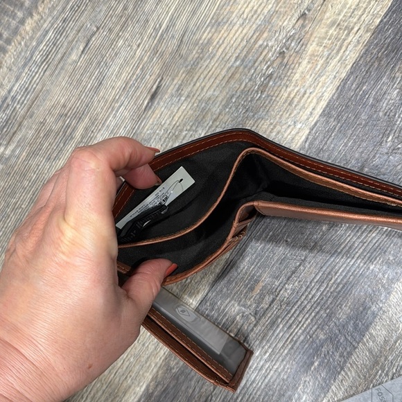 - Fossil wallet for men - Picture 9 of 11